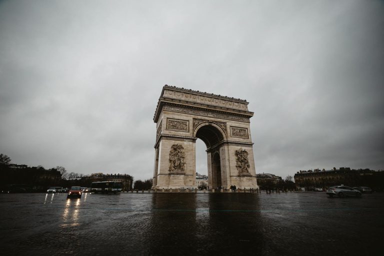 Voici comment ces astuces de Parisiens vous permettront de profiter de la ville même sous la pluie !