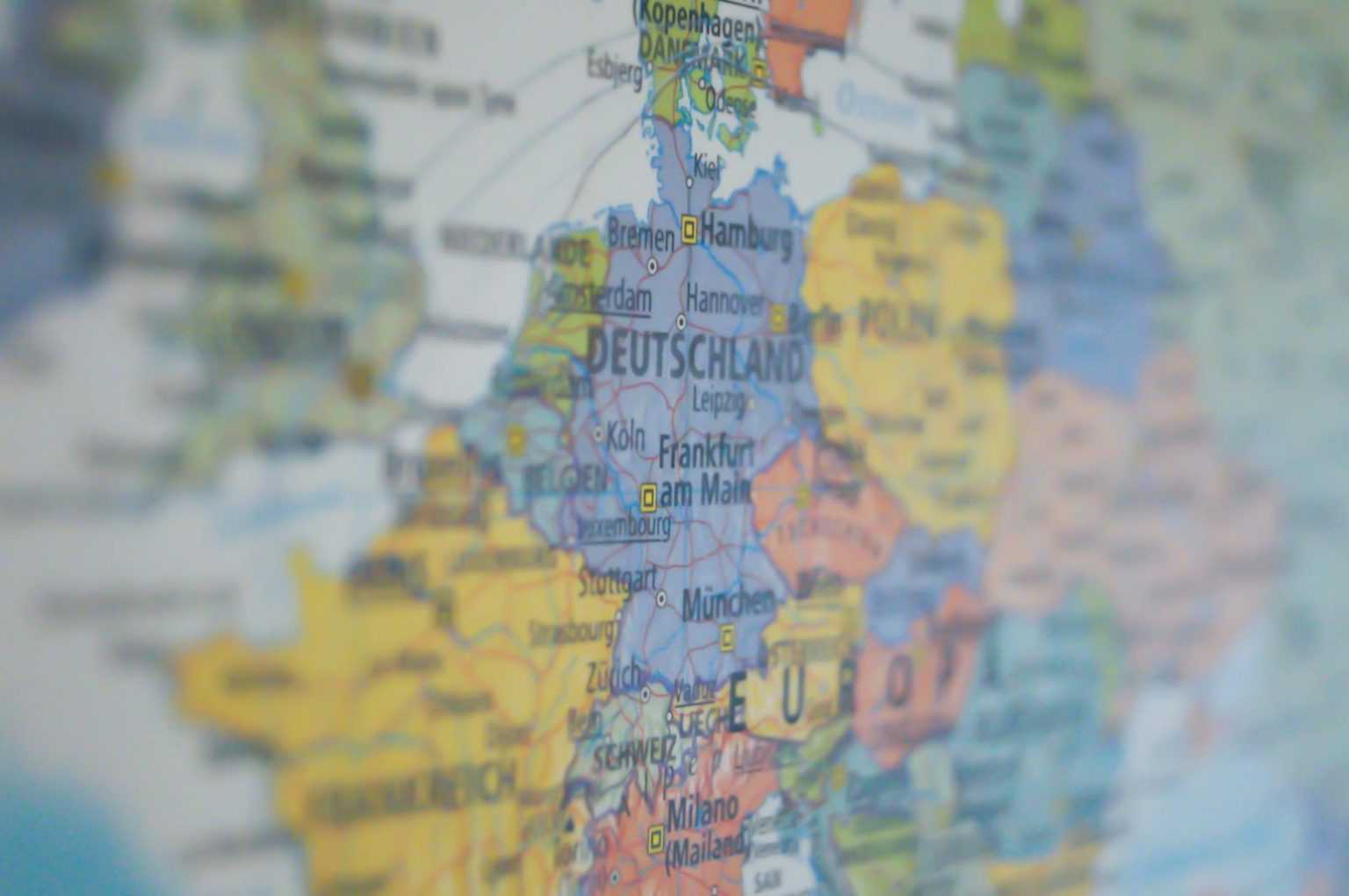 Les actions européennes entrent en 2026 avec un optimisme prudent Close-up view of Germany on a colorful world map showing major cities.