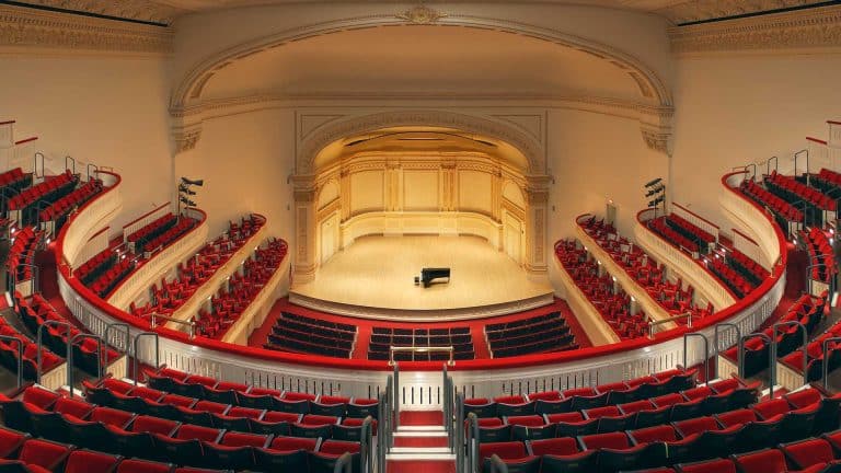 On quitte Paris pour New York avec Carnegie hall, un lieu mythique qui marque l’histoire de la musique