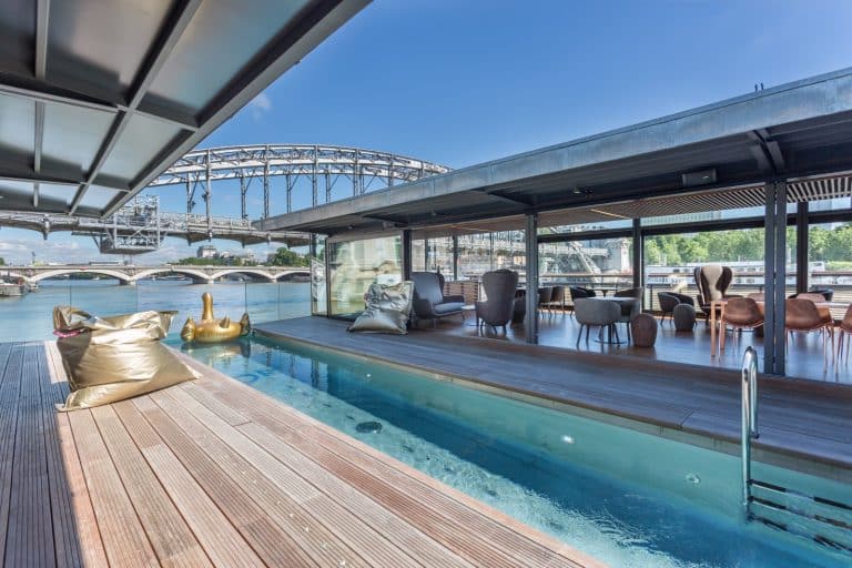 OFF Paris Seine, le nouvel hôtel avec un bar flottant sur la Seine