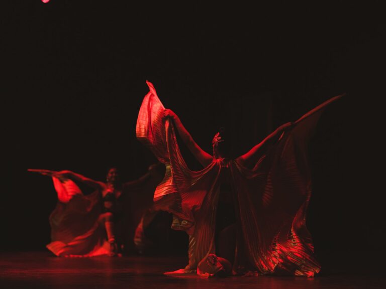Paris Burlesque Show au Mistinguett : un dîner ponctué de numéros de cabaret
