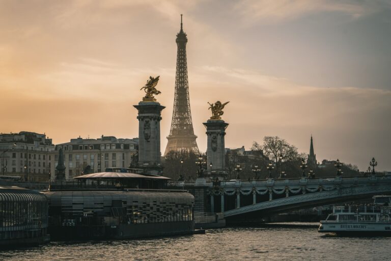 Histoires fascinantes des monuments parisiens