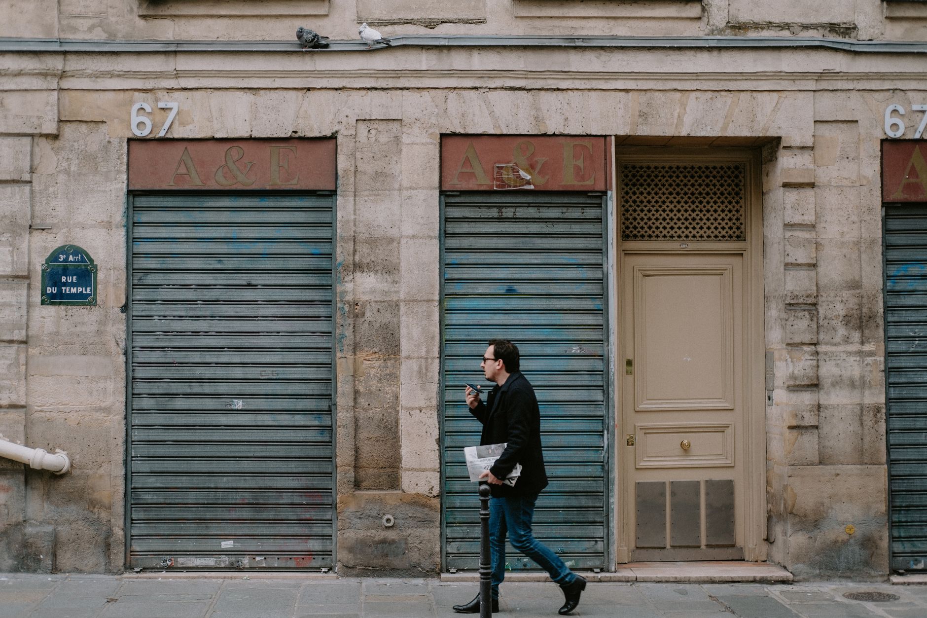 Rue Bonaparte, un décor XVIIIe où le papier dominoté se voit et s’achète