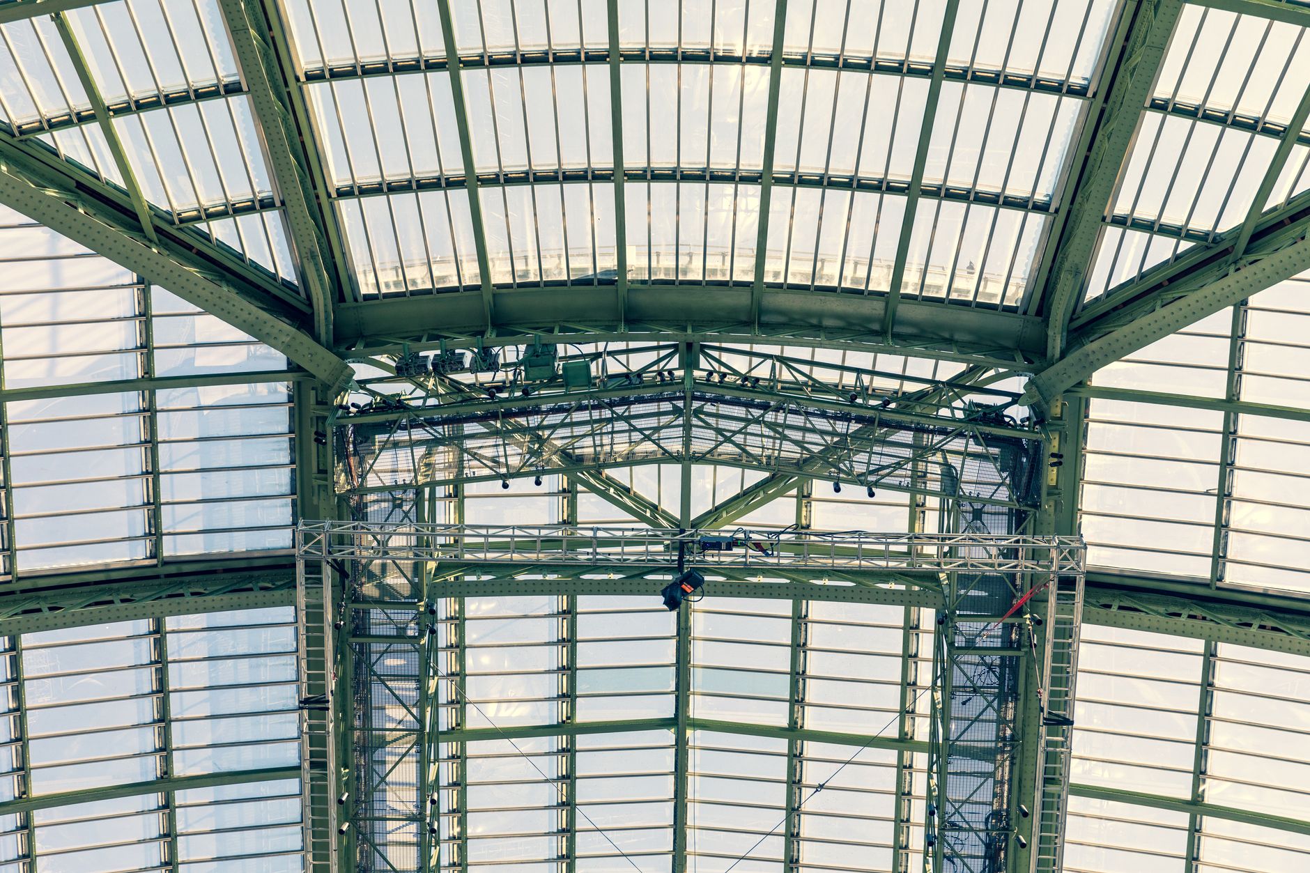 Le toit de verre complexe du Grand Palais à Paris, mettant en valeur sa beauté architecturale.