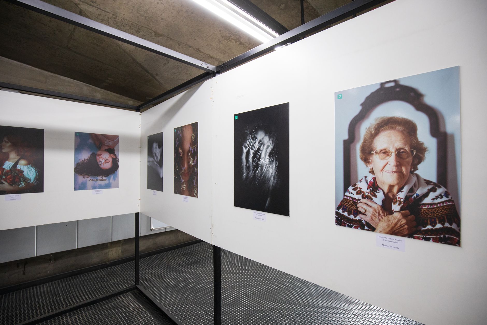 Une galerie moderne exposant des photographies de portraits diverses, montrant diverses expressions artistiques.