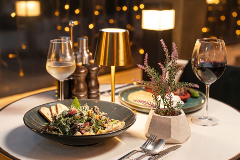 Où trouver des adresses originales pour dîner à Paris ?