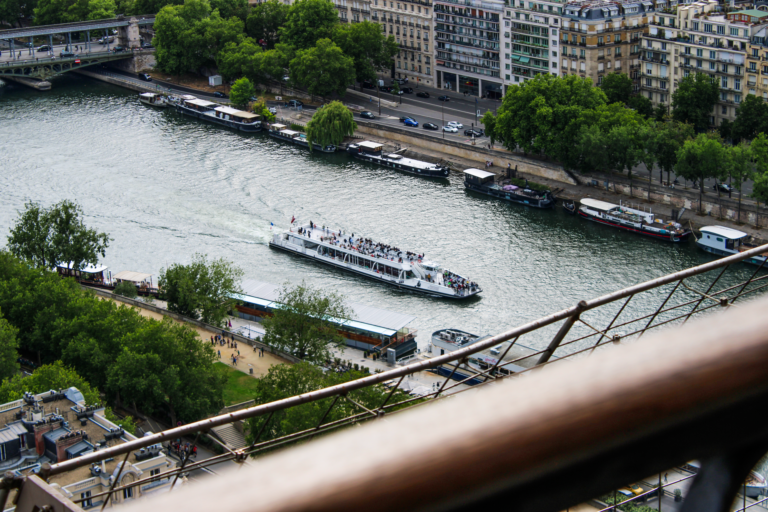 Quelles sont les croisières romantiques incontournables à Paris ?