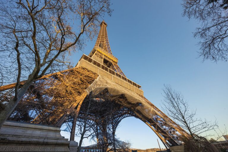 Quels sont les principaux lieux historiques à visiter à Paris ?