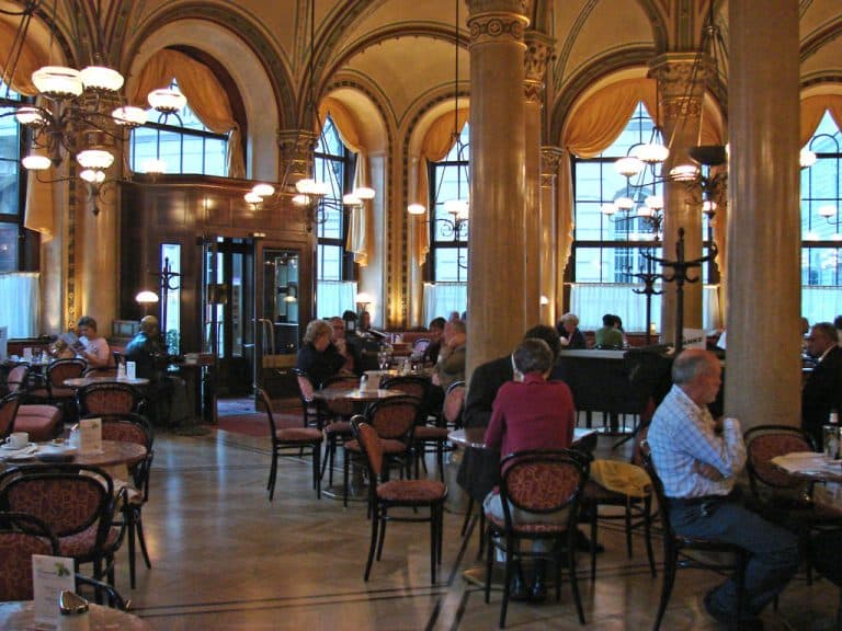 Café littéraire : quand la culture se fait nocturne