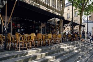 Une terrasse plein sud peut devenir pénible aux heures chaudes à Paris